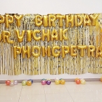 กำแพงม่านฟรุ๊งฟริ๊งสีทองพร้อมลูกโป่งตัวอักษร