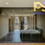 กั้นห้องแต่งตัวwalkinclosetด้วยประตูบานเลื่อนสามบานอิสระกระจกอลูมิเนียมสไตล์โมเดิร์นลอฟท์