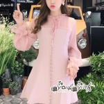 เดรสลุคสาวเกาหลี รุ่นนี้เป็นเดรสทรงคอตั้งจับจีบผ้าชีฟอง