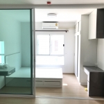 กั้นแบ่งห้องนอนห้องนั่งเล่นด้วยอลูมิเนียมสีขาวกระจกเขียวใสตัดแสงบานเลื่อนสามบานคนโดยูนิโอจรัญ3กรุงเทพ