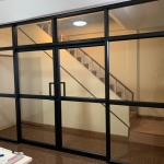 กั้นห้องด้วยประตูบานเลื่อนแขวนอลูมิเนียมสีดำกระจกใสพร้อมมือจับสีดำ