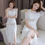 เดรสลูกไม้สีขาวเนื้อผ้าทอลายเป็นเดรสแขนสั้นเว้าไหล่