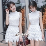 เสื้อแขนกุดสีขาวเนื้อผ้าทอลายลูกไม้โปร่ง