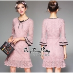 ทรงเดรสคอกลม แขนบานเล่นระดับสวย