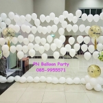 จัดงานแต่งงานด้วยลูกโป่งสีขาวบริสุทธ์ และตกแต่งเพิ่มด้วยลูกโป่งสีสรรค์สดใส
