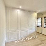 บิ้วอินตู้เสื้อผ้าอลูมิเนียมสีขาวสไตล์โมเดิร์นพร้อมชั้นวางของและราวแขวนสแตนเลสด้านใน