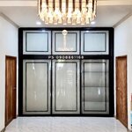 บิ้วอินตู้เสื้อผ้าอลูมิเนียมสีดำกระจกฝ้าแยกเปิดบานล่างพร้อมชั้นวางของและราวแขวนออกแบบตามการใช้งานจริง