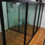 กั้นห้องให้แมวด้วยอลูมิเนียมสีดำกระจกเขียวใสตัดแสงและทำระบบระบายอากาศ