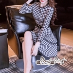 รุ่นนี้เป็นเดรสทรงคอยูกุ๊นขอบระบายลูกไม้เล็กๆ