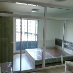 ติดตั้งกระจกอลูมิเนียมกั้นห้องคอนโด เอลลิโอ เดล เรย์ ซอยสุขุมวิท64 โดยใช้บานเลื่อนสลับทั้ง4บานพร้อมช่องแสงบน