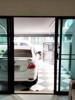 ชุดมุ้งประตูหน้าต่างบานเลื่อนอลูมิเนียมสีดำ หมู่บ้านกลางเมืองรัตนาธิเบศร์