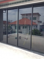 กั้นห้องประตูบานเลื่อนอลูมิเนียมสีดำสี่บานกระจกชาเลื่อนเก็บบานเดียว