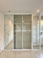 บิ้วอินตู้เสื้อผ้าด้วยประตูบานเลื่อนพร้อมบานเปิดอลูมิเนียมสีขาวกระจกเงาและฝ้าพร้อมชั้นวางของและราวแขวนเสื้อแขวนกางเกง