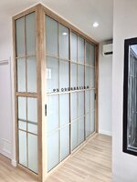 บิ้วอินตู้เสื้อผ้าด้วยประตูบานเลื่อนอลูมิเนียมลายไม้มูจิ กระจกฝ้าสไตล์ญี่ปุ่นพร้อมชั้นวางของและราวแขวน