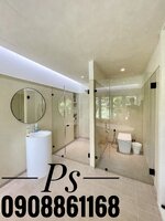 กั้นแบ่งส่วนเปียกแห้งในห้องน้ำด้วยกระจกเทมเปอร์อุปกรณ์และมือจับสีดำ