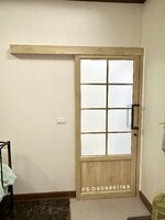 ประตูบานเลื่อนแขวนอลูมิเนียมลายไม้มูจิแผ่นอลูมิเนียมกระจกฝ้าสไตล์ญี่ปุ่น