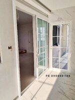 ประตูบานเปิดอลูมิเนียมสีขาวกระจกเขียวตัดแสงคาดลายลูกฟักสวยและกันน้ำได้ทนแดดทนฝน