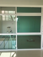 กั้นห้องด้วยอลูมิเนียมสีขาวดระจกสีเขียวใส