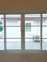 หน้าต่างบานเลื่อนพร้อมบานตายอลูมิเนียมสีขาว พร้อมแถบคาด กระจกเขียวใส