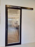 กั้นห้องครัวด้วยประตูบานเลื่อนแขวนอลูมิเนียมสีดำกระจกลอนแก้ว สวยงาม หรูหรา แข็งแรง ทนทาน กันกลิ่น กันแอร์