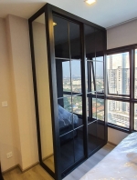 กั้นตู้เสื้อผ้าบิ้วอินอลูมิเนียมสีดำกระจกชาสไตล์ลอฟท์พร้อมชั้นวางและราวแขวนเสื้อ