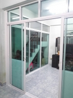 กั้นห้องด้านหน้าและข้างเป็นรูปตัวแอลด้วยกระจกอลูมิเนียมสีอบขาวกระจกเขียวใสตัดแสง