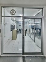 กั้นห้องออฟฟิศด้วยประตูบานสวิงพร้อมบานตายและติดตั้งพัดลมดูดอากาศ