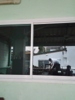 หน้าต่างบานเลื่อนสลับอลูมิเนียมสีขาวกระจกเขียวใสตัดแสงพร้อมมุ้งลวดสีขาว