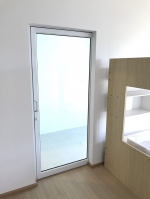 ประตูกั้นระหว่างห้องครัวห้องรับแขกด้วยบานเลื่อนแขวนอลูมิเนียมสีอบขาวกระจกใส