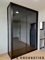 บิ้วอินตู้เสื้อผ้าด้วยประตูบานเลื่อนอลูมิเนียมสีดำกระจกสีชาดำพร้อมชั้นวางของและราวแขวนเสื้อ