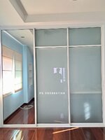 บิ้วอินตู้เสื้อผ้าด้วยประตูอลูมิเนียมสีขาวกระจกเงาและฝ้าพร้อมชั้นวางของและราวแขวนเสื้อกางเกง