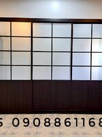 กั้นห้องด้วยประตูบานเลื่อนอลูมิเนียมสีดำกระจกฝ้าลูกฟูกด้านล่างคาดลายลูกฟัก