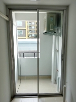 กั้นห้องหลังคอนโดด้วยกระจกอลูมิเนียมบานเลื่อนสลับ
