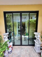 กั้นประตูบานเลื่อนหน้าบ้านด้วยอลูมิเนียมสีดำกระจกเขียวใส