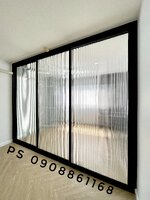 กั้นห้องด้วยประตูบานเลื่อนสามบานอลูมิเนียมสีดำกระจกลอนแก้ว