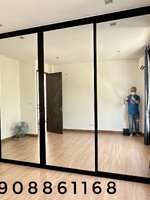 บิ้วอินตู้เสื้อผ้าด้วยประตูบานเลื่อนอลูมิเนียมสีดำกระจกเงาพร้อมชั้นวางของราวแขวนเสื้อและกางเกง