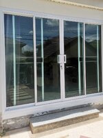 เปลี่ยนประตูบานไม้ให้เป็นประตูบานเลื่อนกระจกอลูมิเนียมพร้อมมุ้งลวด