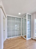 บิ้วอินตู้เสื้อผ้าเข้ามุมอลูมิเนียมสีขาวกระจกเงาและฝ้าคาดลายลูกฟักพร้อมชั้นวางของและราวแขวน