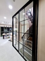 กั้นห้องหน้าบันไดด้วยประตูบานเลื่อนอลูมิเนียมสีดำกระจกเทมเปอร์ใสคาดลายลูกฟัก
