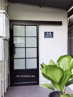 ประตูบานเลื่อนแขวนเดี่ยวอลูมิเนียมสีดำกระจกฝ้าคาดลายตารางสวยสวย