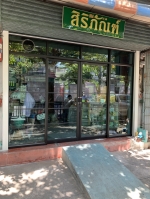 กั้นห้องหน้าตึกแถวด้วยประตูบานเลื่อนแขวนอลูมิเนียมสีดำกระจกเขียวสไตล์ลอฟท์