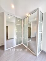 บิ้วอินตู้เสื้อผ้าเข้ามุมด้วยอลูมิเนียมสีขาวกระจกฝ้าและเงาคาดลายลูกฟักพร้อมชั้นวางของและราวแขวน