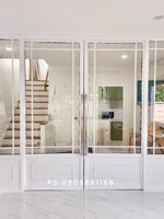 กั้นห้องด้วยประตูบานเลื่อนแขวนอลูมิเนียมสีขาวแผ่นทึบด้านล่างกระจกใสคาดลายลูกฟักสไตล์ยุโรป