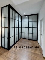 บิ้วอินตู้เสื้อผ้าเข้ามุมด้วยประตูบานเลื่อนกระจกอลูมิเนียมสไตล์ลอฟท์พร้อมชั้นวางของและราวแขวนเสื้อ