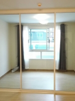 กั้นห้องภายในคอนโดด้วยบานเลื่อน2บานตาย1อลูมิเนียมสีขาว