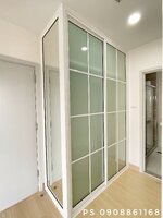 บิ้วอินตู้เสื้อผ้าในคอนโดด้วยกระจกอลูมิเนียมพร้อมชั้นวางของและราวแขวนเสื้อ