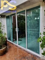 ประตูบานเลื่อนกระจกอลูมิเนียมพร้อมมุ้งลวดและช่องทางเดินสำหรับสัตว์เลี้ยงหมาแมว