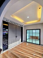 ประตูบ้านบานเปิดคู่อลูมิเนียมสีเทาซาฮาราบานทึบบานตายด้านข้างกระจกชาดำทนแดดทนฝนกันน้ำกันแมลง