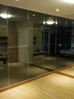 ตกแต่งห้องคอนโดพลัมเมืองเอกด้วยกระจกเงาชาและกระจกเงา