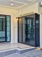 บิ้วอินตู้รองเท้าและตู้ใส่ถุงกอล์ฟหน้าบ้านด้วยบานเลื่อนอลูมิเนียมสีดำกระจกชาดำ ทนแดด ทนฝน กันน้ำ